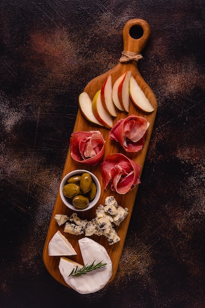 Tabla de servir con bocadillos de carne y queso.