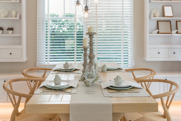 Tabla y silla de madera en sitio dinning del vintage en casa. Interior del comedor en casa.