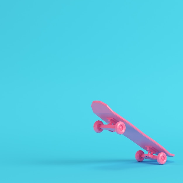 Tabla de skate de baja poli rosa sobre fondo azul brillante