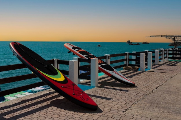 Tabla de SUP en el terraplén al amanecer sin gente