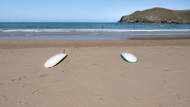 Foto tabla de surf en la arena de la playa