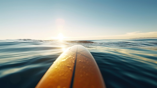 Tabla de surf en el mar con sol reflejado en el agua