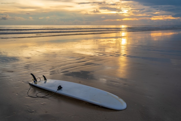 Tabla de surf en la playa de arena blanca no personas