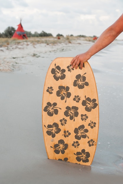 Tabla de surf solitaria en la playa