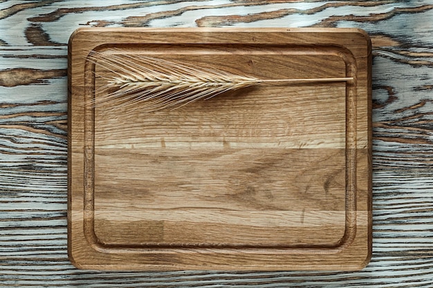 Tabla tallada espiga de trigo en superficie de madera