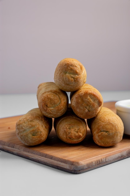 Foto tabla de tequeos fritos rellenos de queso