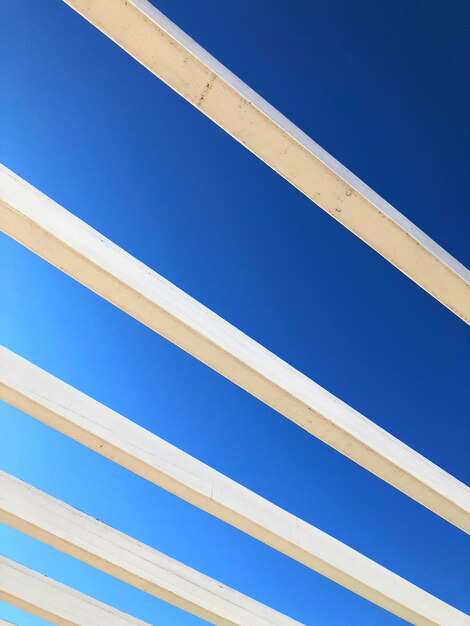 Foto tablas blancas de madera en el techo contra el cielo azul