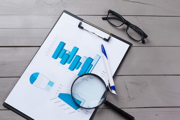 Tablas y gráficos de papel financiero sobre la mesa.