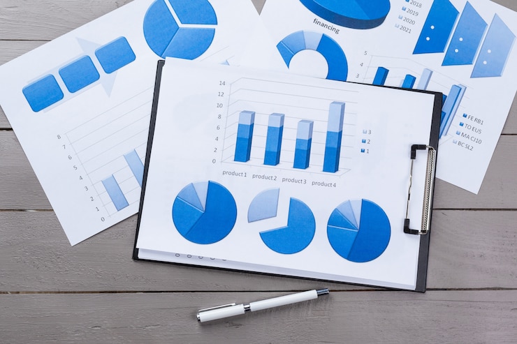 Foto tablas y gráficos de papel financiero sobre la mesa.
