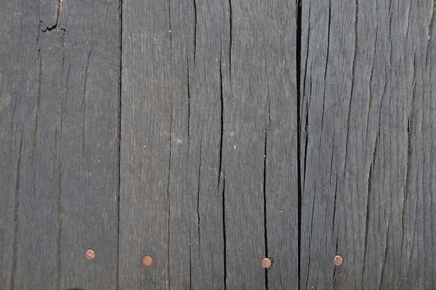 Tablas de madera clavadas verticalmente Textura de madera Color de madera oscura Sombreros de clavos Fondo