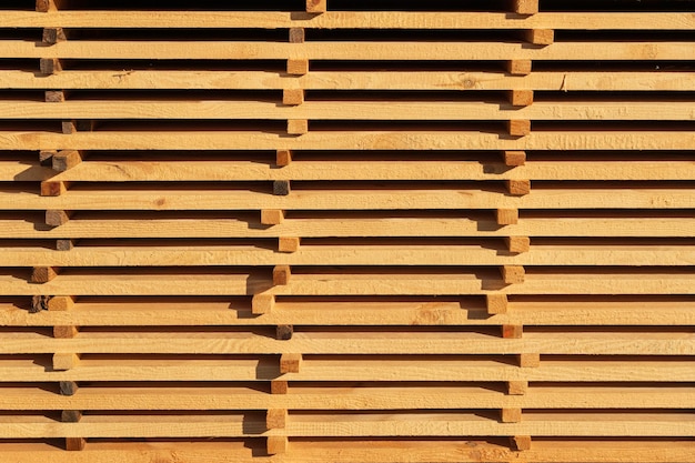 Foto tablas de secado en el aire producción de material de madera en aserradero