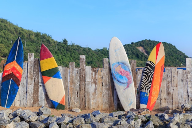 Tablas de surf de colores contra el fondo del océano tropical