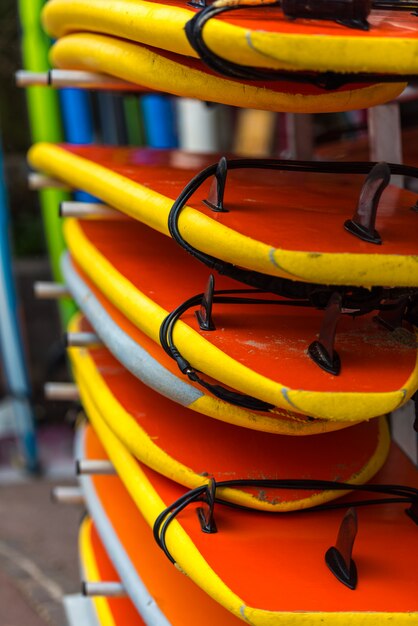 Tablas de surf en una pila