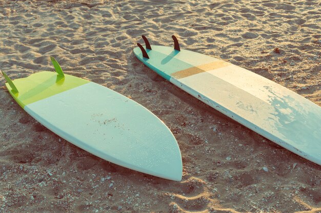 Foto tablas de surf en la playa