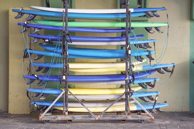 Tablas de surf en el rack Surfboard Rack en Surf Shop