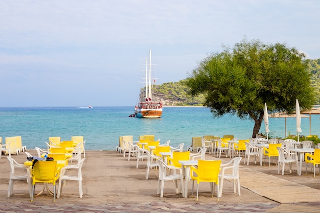 Tablas vacías de café playa Kemer, Turquía.