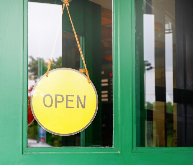 Tablero abierto muestra amarillo colgando en la puerta de madera café