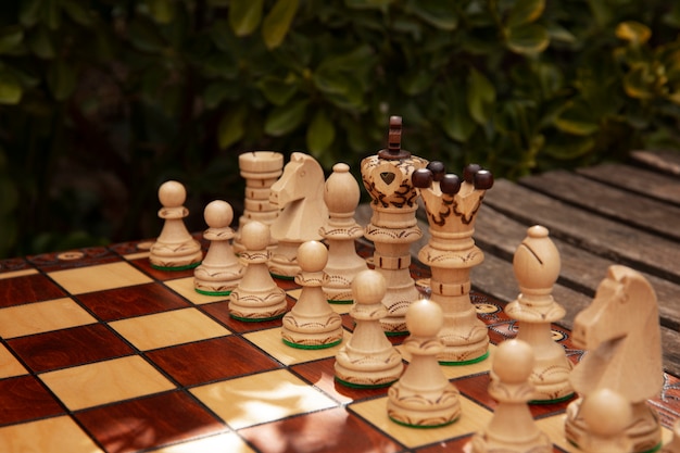 Foto tablero de ajedrez clásico bodegón