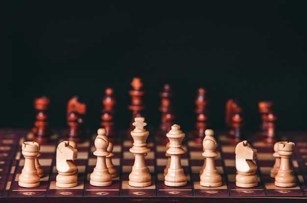 Foto tablero de ajedrez con piezas de ajedrez. concepto de éxito empresarial. estrategia. mate.