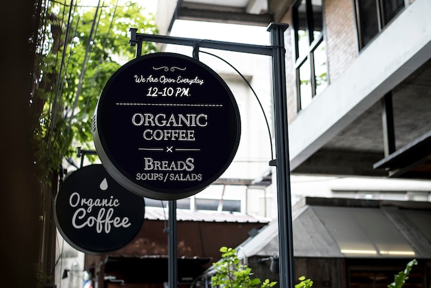 Tablero de anuncios de café orgánico.