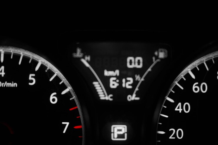 Foto el tablero de un automóvil en blanco y negro muestra el tiempo de 6: 12.