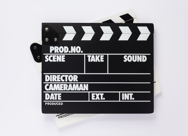 Foto tablero de azote de película sobre fondo blanco, vista superior