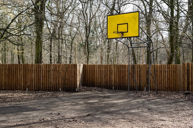 tablero de baloncesto amarillo en el parque