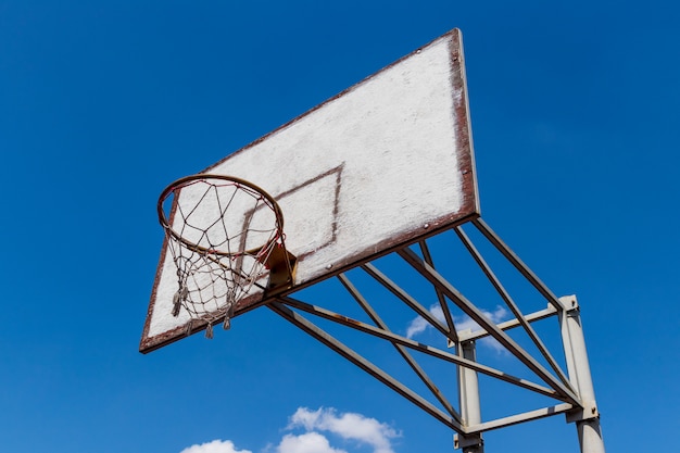 Tablero de baloncesto antiguo y vintage y cielo azul con nubes