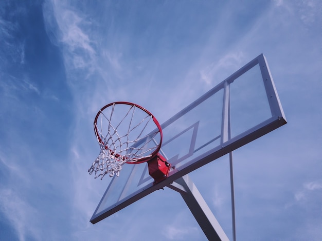 tablero de baloncesto contra el cielo