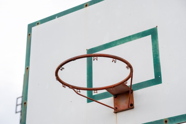 Tablero de baloncesto de madera con marco de aro verde