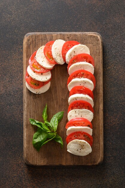 Tablero de bastón de caramelo Caprese es aperitivo navideño vista desde arriba