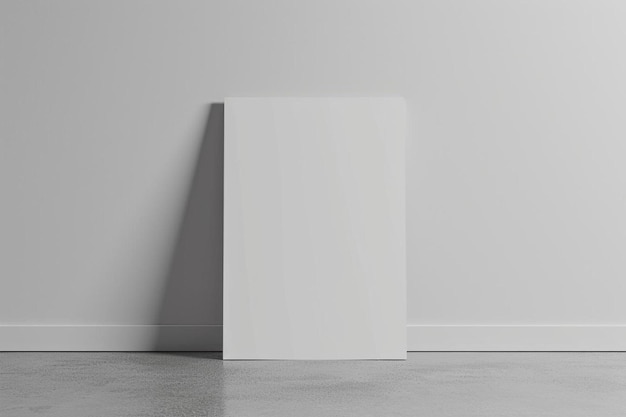un tablero blanco en blanco apoyado contra una pared