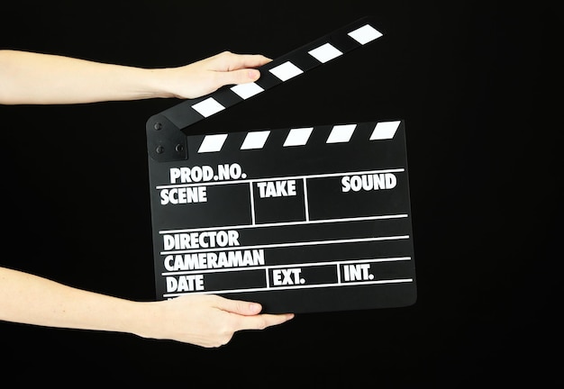 Foto tablero de chapaleta de producción de películas aislado en negro