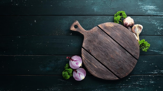 Tablero de cocina y especias con verduras. Menú de platos. Espacio de copia libre. Vista superior.