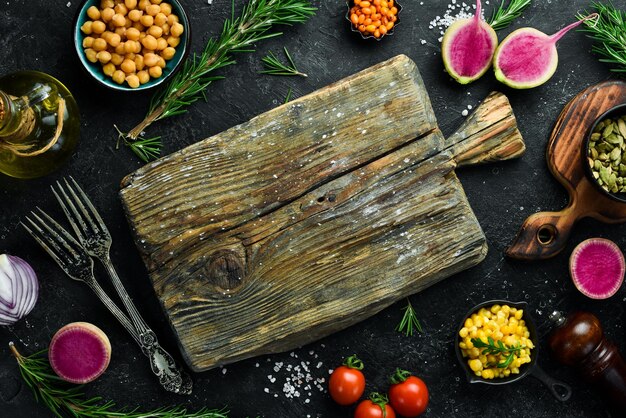 Tablero de cocina de madera antigua Vista superior sobre un fondo de piedra