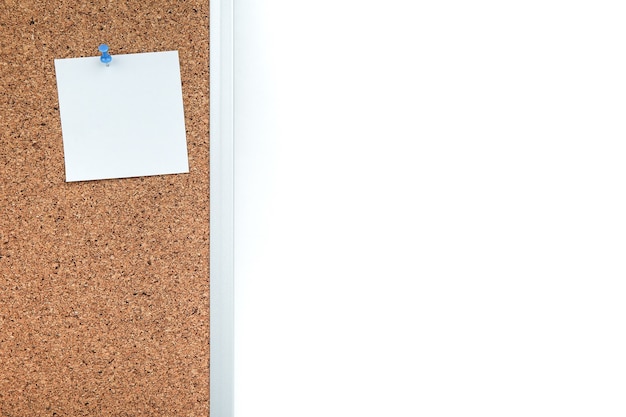 Foto tablero de corcho con nota de papel blanco vacío