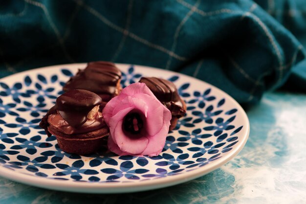 Tablero con delicioso pastel en la mesa