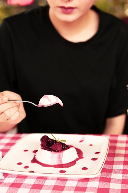 Tablero con delicioso pastel en la mesa