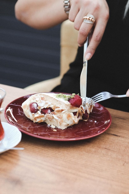 Tablero con delicioso pastel en la mesa