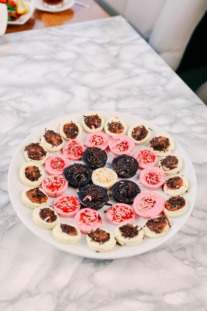 Tablero con delicioso pastel en la mesa