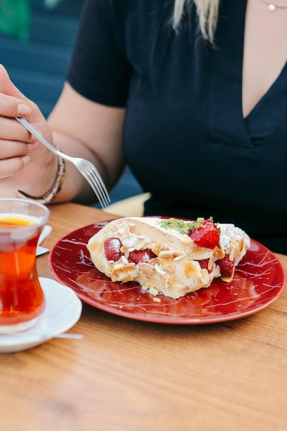 Tablero con delicioso pastel en la mesa