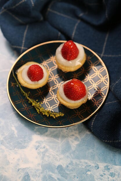 Tablero con delicioso pastel en la mesa