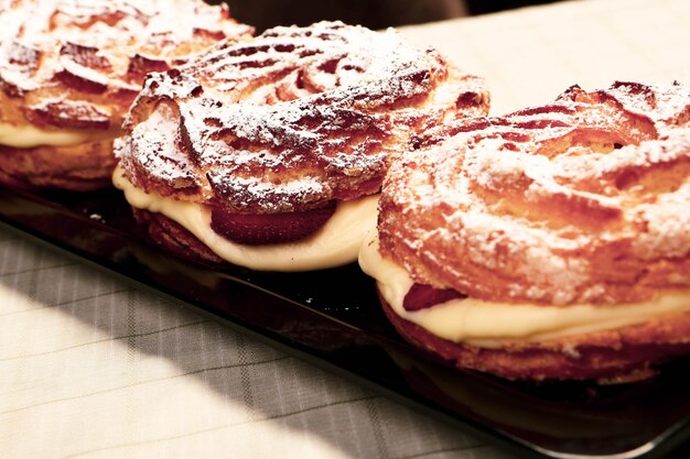 Tablero con delicioso pastel en la mesa