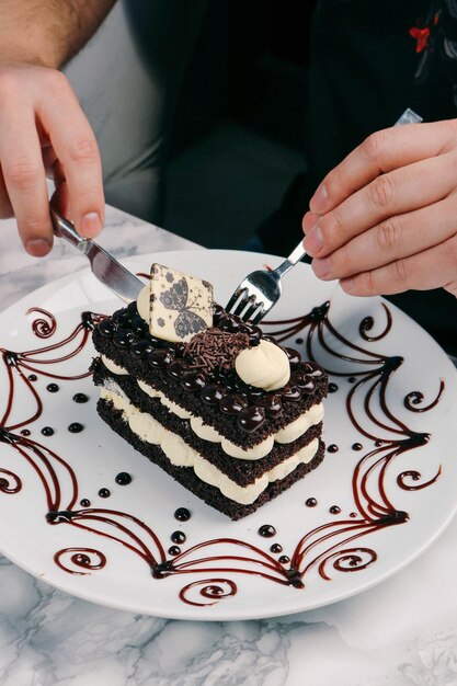 Tablero con delicioso pastel en la mesa