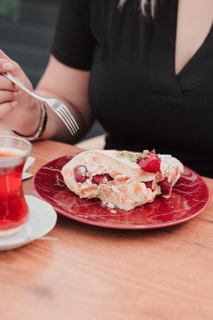 Tablero con delicioso pastel en la mesa