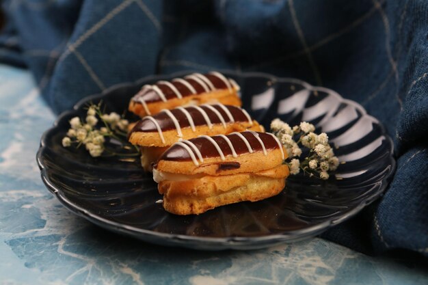 Tablero con delicioso pastel en la mesa