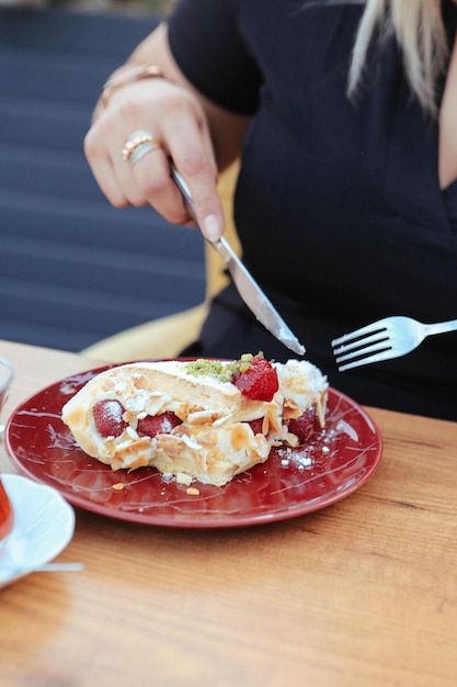 Tablero con delicioso pastel en la mesa