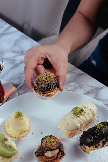 Tablero con delicioso pastel en la mesa