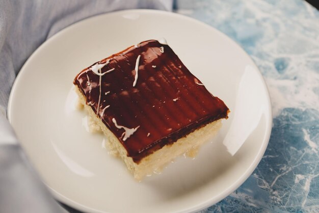 Tablero con delicioso pastel en la mesa