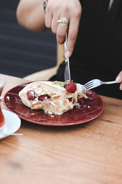 Tablero con delicioso pastel en la mesa